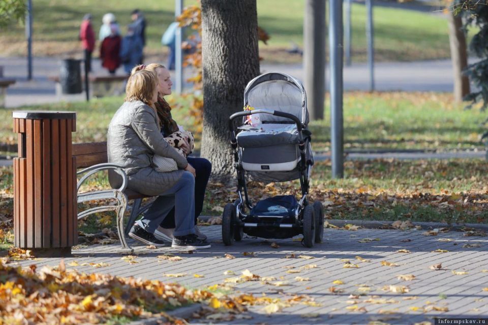 Многодетные мамы могут выйти на пенсию раньше: что нужно знать