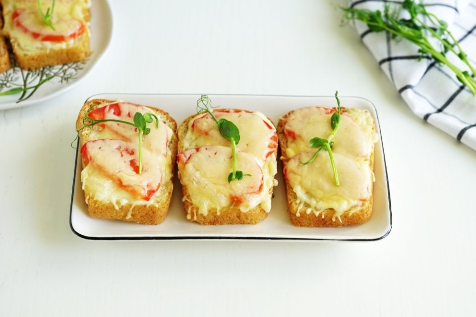 Пять минут до вкусного: горячие бутерброды с сыром для быстрого завтрака