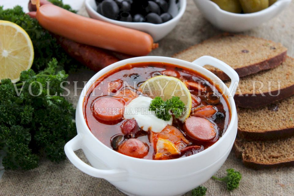 Солянка с сосисками — аппетитный суп для всей семьи