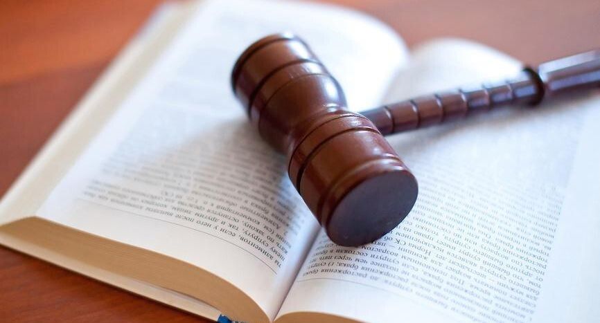 Пять повседневных действий, за которые россиян могут наказать по закону