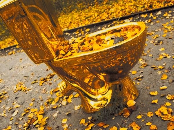 Золотой унитаз: символ богатства или безумия?
