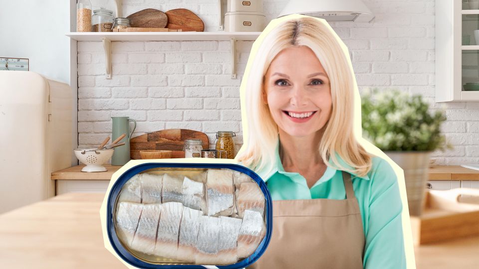 Из банки селедки сделаете шикарный салат: понадобится всего 5 минут