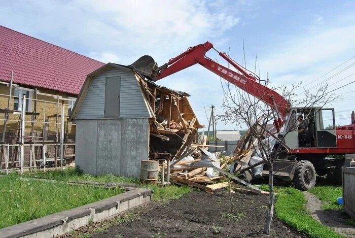 Когда экскаватор сталкивается с правом: как администрация пыталась снести законный дом