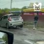 Авто провалилось в ямищу на дороге в Хабаровске