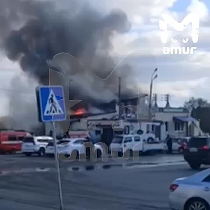 Кафе и автомагазин горят в Хабаровске
