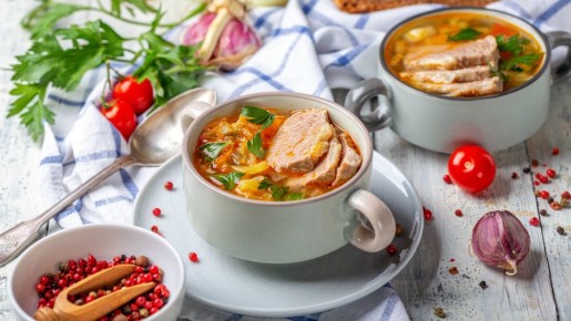 Таких сытных щей вы еще не ели: добавьте в кастрюлю ложку этого продукта
