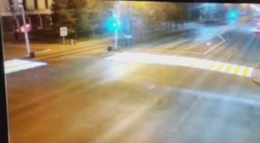 Три человека погибли в Хабаровске после того, как Audi А5 на высокой скорости, проскочив на красный свет, столкнулась с Toyota Caldina, сообщает ГИБДД региона