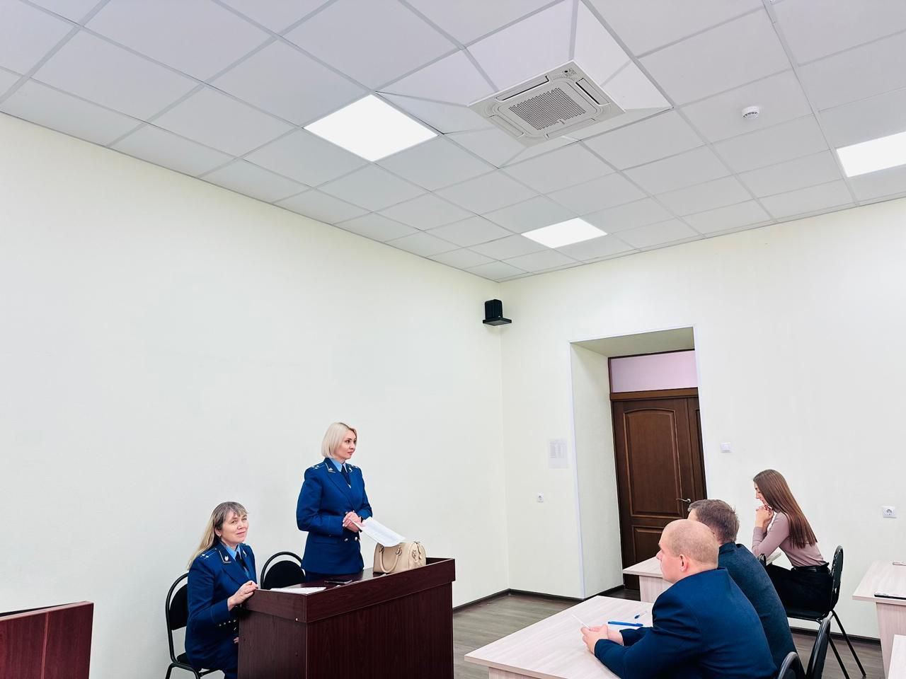 Работники отдела кадров прокуратуры края провели встречу со студентами Дальневосточного юридического института (филиала) Университета прокуратуры Российской Федерации Работники отдела кадров прокуратуры края провели встречу со студентами Дальневосточного юридического института (филиала) Университета прокуратуры Российской Федерации