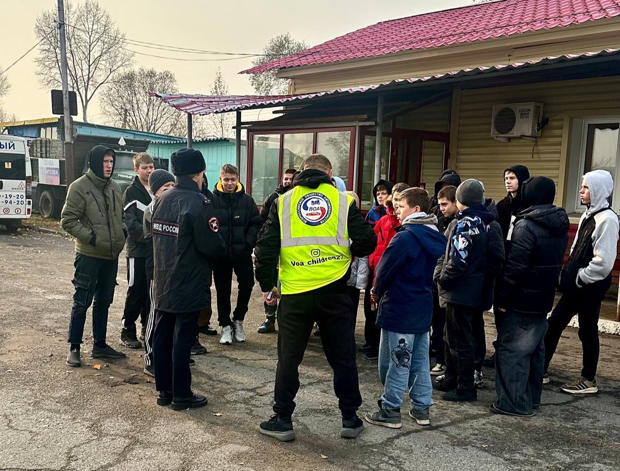 Сотрудники Госавтоинспекции города Хабаровска, представители «Всероссийского Общества Автомобилистов» и дети из Центра Психолого-Педагогической, Медицинской и Социальной Помощи Хабаровского Края объединились, чтобы провести... Сотрудники Госавтоинспекции города Хабаровска, представители «Всероссийского Общества Автомобилистов» и дети из Центра Психолого-Педагогической, Медицинской и Социальной Помощи Хабаровского Края объединились, чтобы провести...