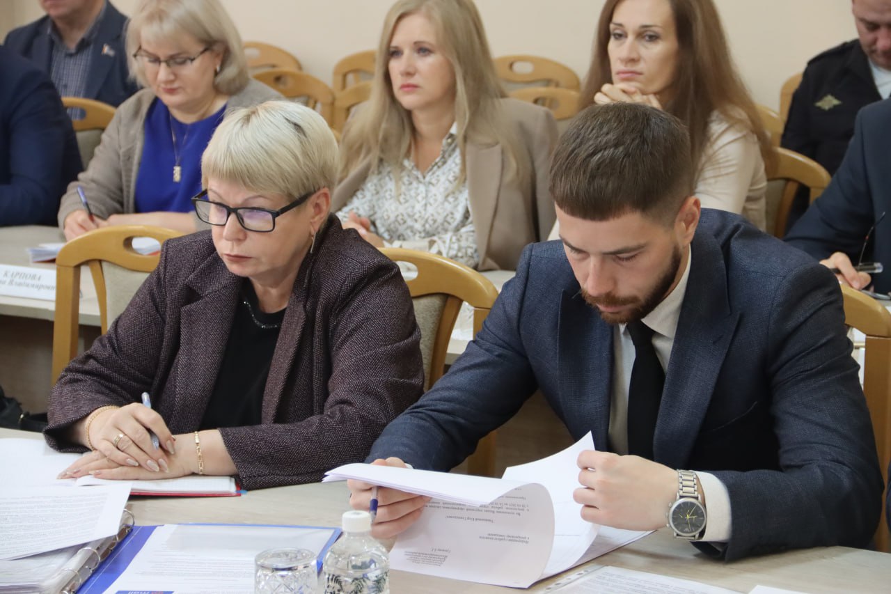 Сергей Кравчук: Сегодняшнее аппаратное совещание началось с докладов городских коммунальных служб о подготовке дорожной и коммунальной инфраструктуры к зимнему сезону Сергей Кравчук: Сегодняшнее аппаратное совещание началось с докладов городских коммунальных служб о подготовке дорожной и коммунальной инфраструктуры к зимнему сезону