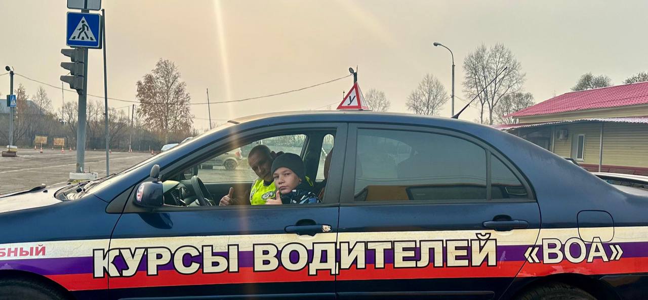 Сотрудники Госавтоинспекции города Хабаровска, представители «Всероссийского Общества Автомобилистов» и дети из Центра Психолого-Педагогической, Медицинской и Социальной Помощи Хабаровского Края объединились, чтобы провести... Сотрудники Госавтоинспекции города Хабаровска, представители «Всероссийского Общества Автомобилистов» и дети из Центра Психолого-Педагогической, Медицинской и Социальной Помощи Хабаровского Края объединились, чтобы провести...