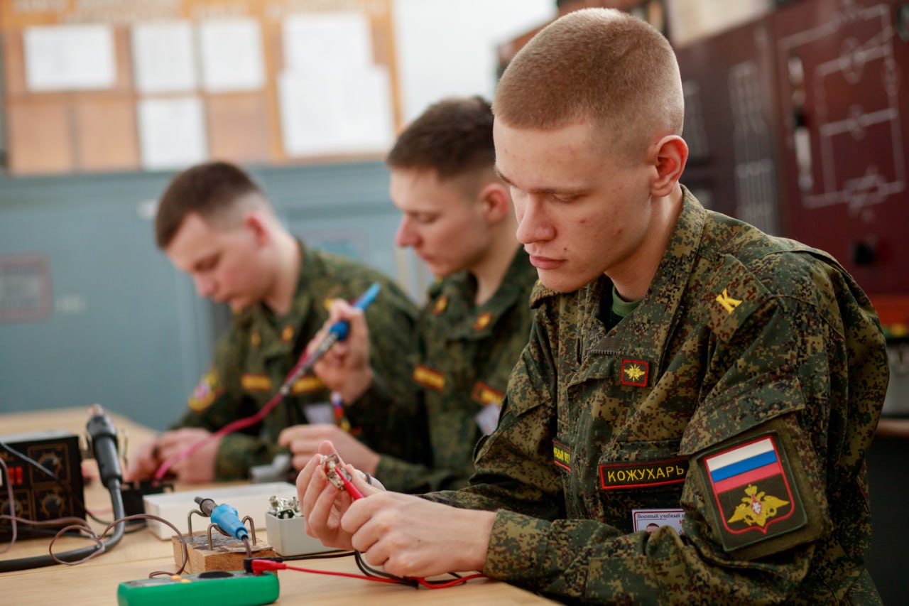 Студенты из Комсомольска-на-Амуре поддерживают войска связи Студенты из Комсомольска-на-Амуре поддерживают войска связи