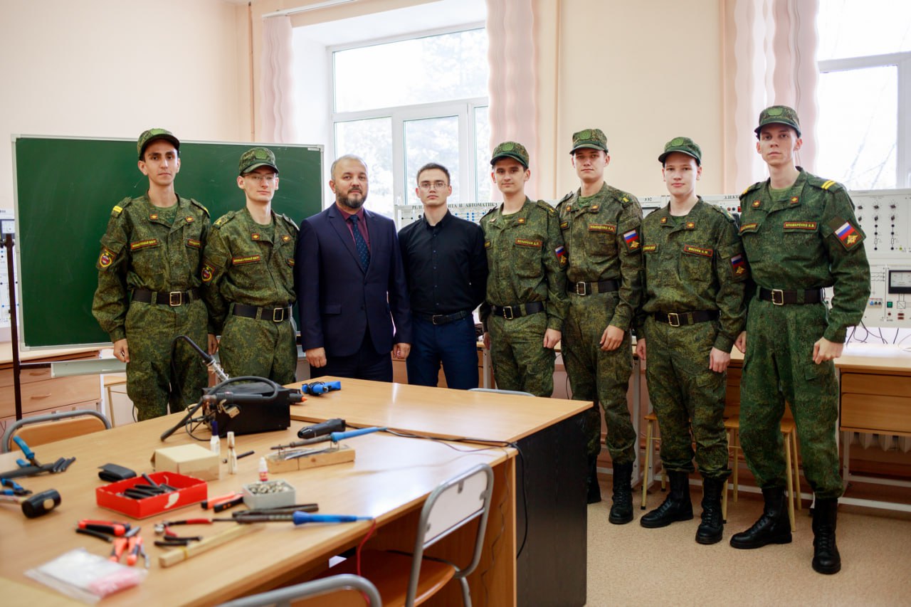 Студенты из Комсомольска-на-Амуре поддерживают войска связи Студенты из Комсомольска-на-Амуре поддерживают войска связи