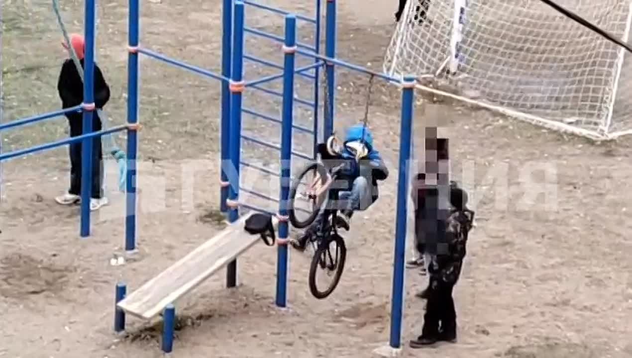 Новый вид велоспорта изобрели дети в поселке Переяславка Жители рабочего поселка Переяславка стали свидетелями опасного детского развлечения. Несколько мальчиков подвесили велосипед на спортивные снаряды, а самый смелый даже...