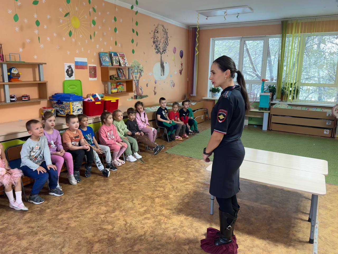 Сегодня автоинспектор города Хабаровска провела профилактические беседы «Будь ярче на дорогах!» с воспитанниками МАДОУ N 5 Сегодня автоинспектор города Хабаровска провела профилактические беседы «Будь ярче на дорогах!» с воспитанниками МАДОУ N 5