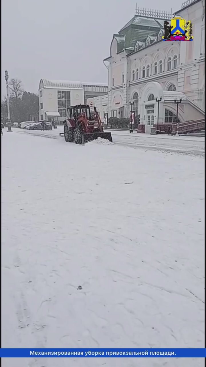 С раннего утра рабочие приступили к очистке остановок и подходов к ним, спусков, подъемов, надземных пешеходных переходов, лестниц