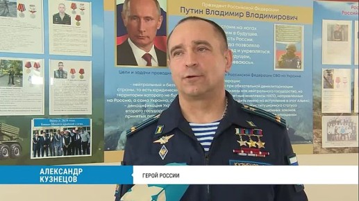 Почётные гости форума «Сила восточной отваги» вместе с представителями краевого правительства, мэрии Хабаровска и Восточного военного округа возложили цветы к обелиску на площади Славы