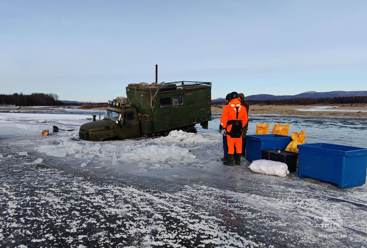 Хабаровские спасатели вызволили из ледяного плена двух рыбаков и собаку в Магадане Хабаровские спасатели вызволили из ледяного плена двух рыбаков и собаку в Магадане