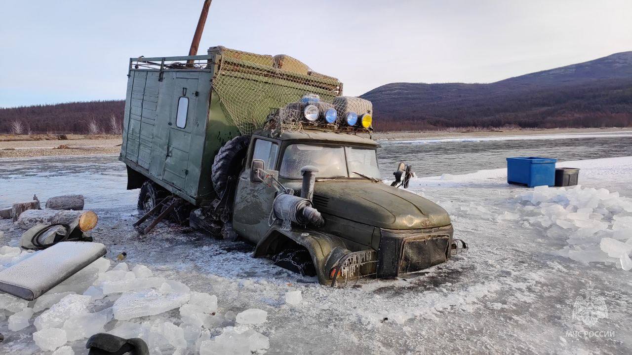 Хабаровские спасатели вызволили из ледяного плена двух рыбаков и собаку в Магадане Хабаровские спасатели вызволили из ледяного плена двух рыбаков и собаку в Магадане