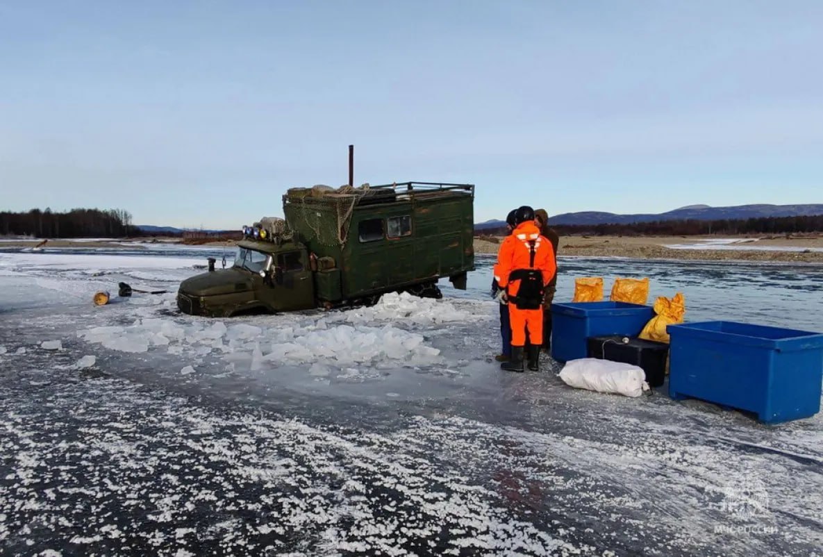 Хабаровские спасатели на вертолёте у Магадана спасли двух рыбаков и собаку Хабаровские спасатели на вертолёте у Магадана спасли двух рыбаков и собаку