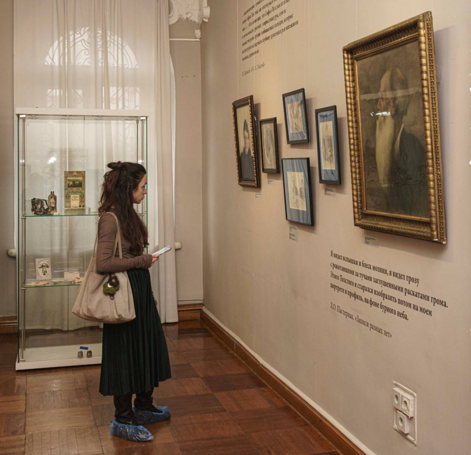 В Дальневосточном художественном музее открылась уникальная выставка о жизни Льва Толстого В Дальневосточном художественном музее открылась уникальная выставка о жизни Льва Толстого