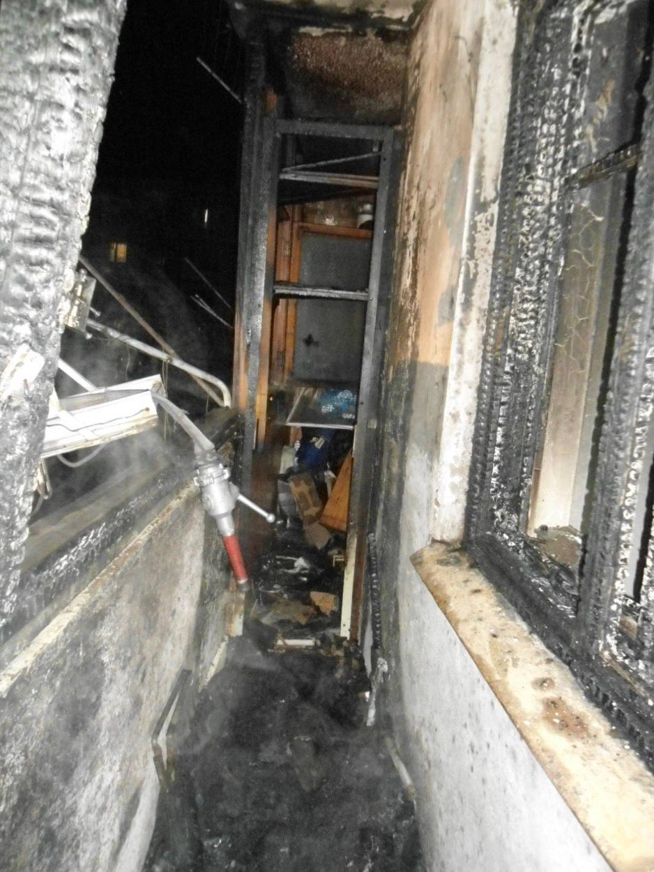 Полицейский Хабаровского района спас мужчину из горящей квартиры Полицейский Хабаровского района спас мужчину из горящей квартиры