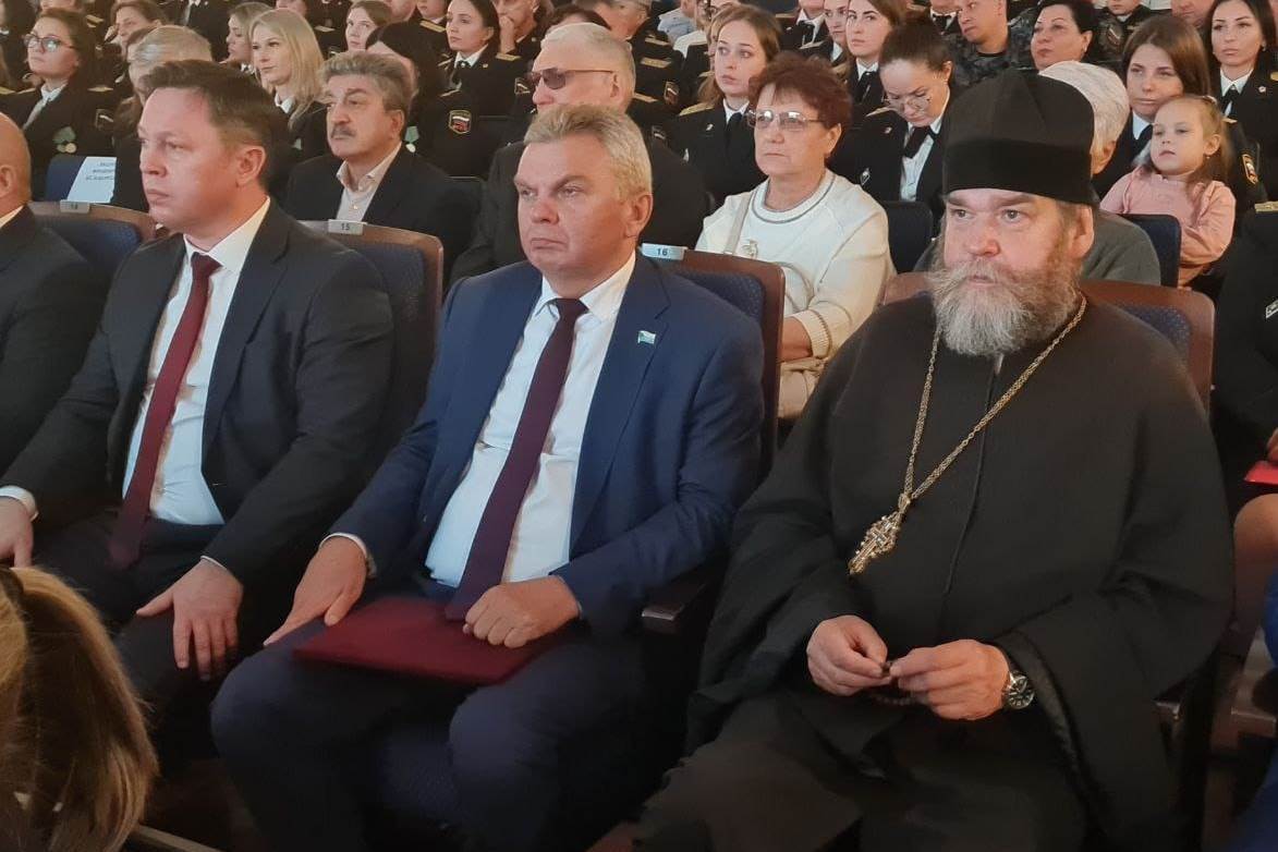 Краевые депутаты поздравили судебных приставов Краевые депутаты поздравили судебных приставов