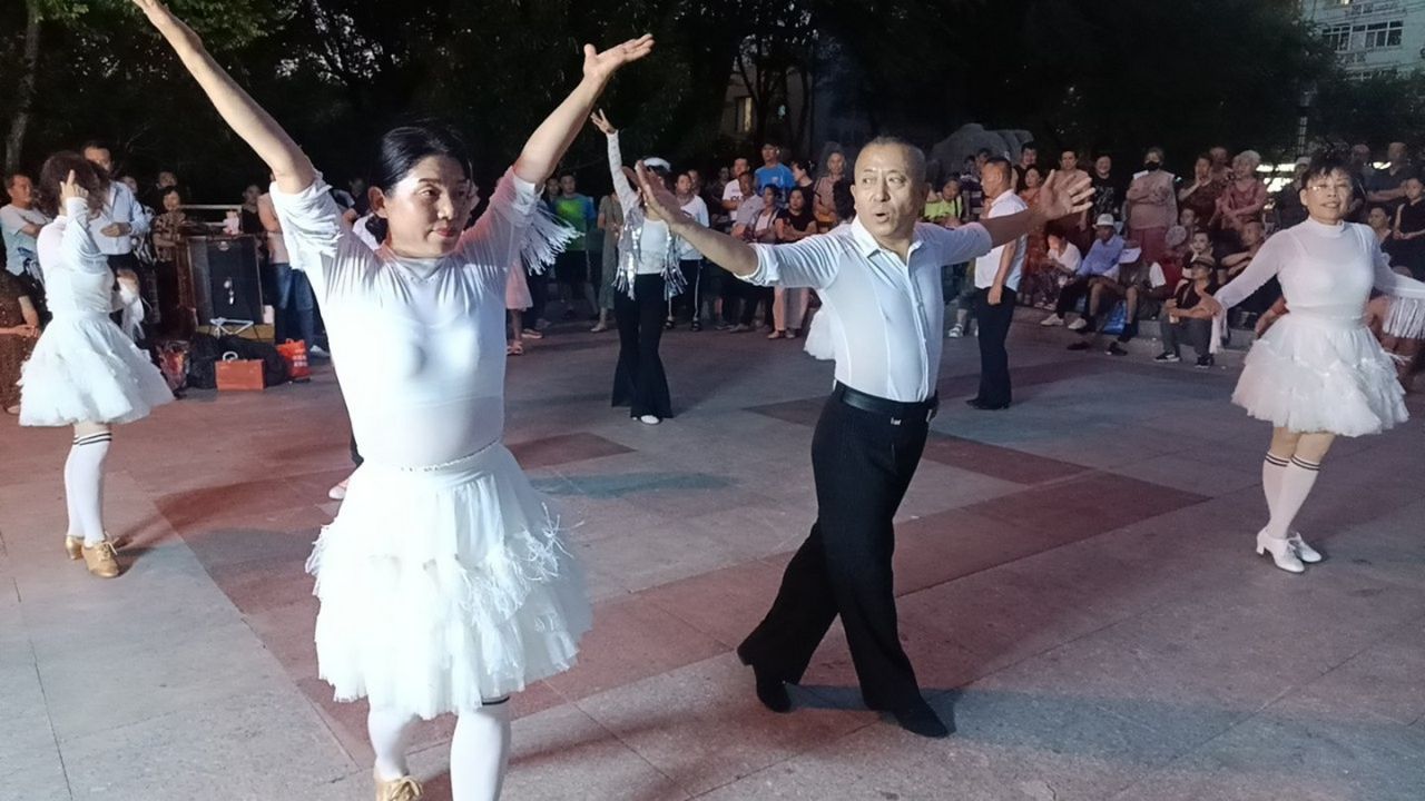 Танцуют все! Хабаровские журналисты узнали почему китайцы танцуют каждый вечер в парках