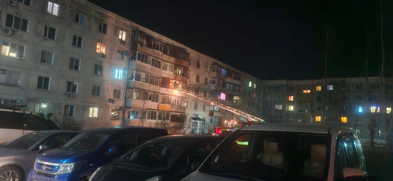 Полицейский Хабаровского района спас мужчину из горящей квартиры Полицейский Хабаровского района спас мужчину из горящей квартиры