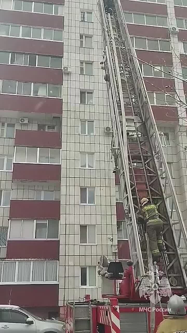 "Тушили" на высоте. Возгорание произошло на верхнем этаже 12-ти этажного жилого дома на проспекте Победы в Комсомольске