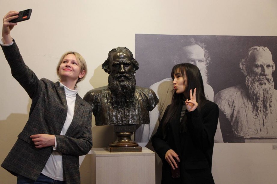 В Дальневосточном художественном музее открылась уникальная выставка о жизни Льва Толстого В Дальневосточном художественном музее открылась уникальная выставка о жизни Льва Толстого