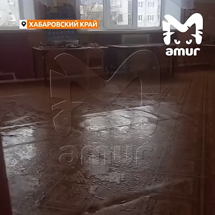 Детский сад заливает после снегопада в Хабаровском крае