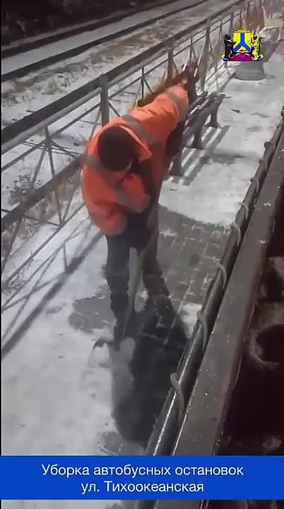 Хабаровские предприятия благоустройства очищают улицы города от снега и наледи в круглосуточном режиме