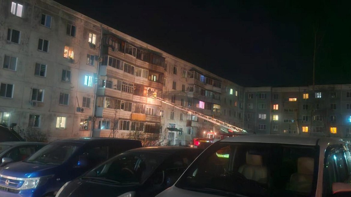 В Хабаровском крае полицейский спас пострадавшего мужчину из охваченной пожаром квартиры