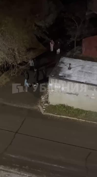 Подростки обкидывают машины снежками в Хабаровске