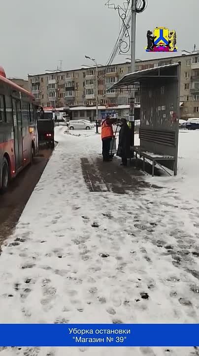 С раннего утра бригады дорожных служб приступили уборке от снега и наледи