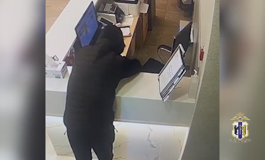 В Хабаровске сотрудники полиции раскрыли серию краж денежных средств из различных заведений