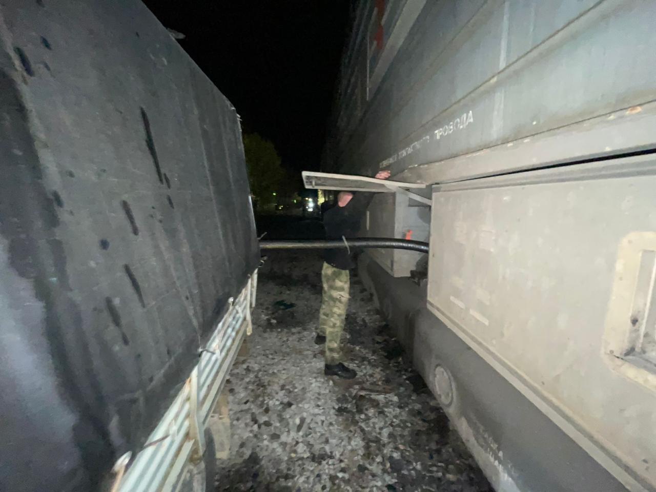 Взяли с поличным: хабаровские правоохранители задержали железнодорожников, пытавшихся слить топливо с локомотива Взяли с поличным: хабаровские правоохранители задержали железнодорожников, пытавшихся слить топливо с локомотива