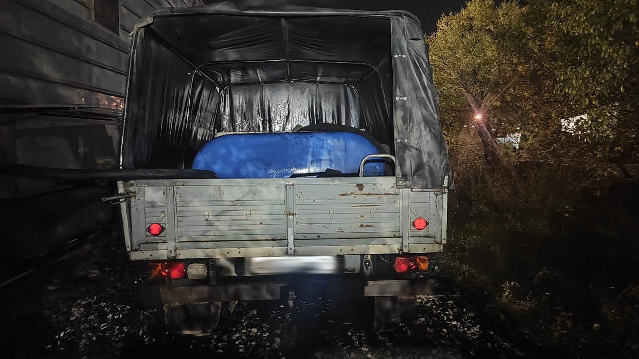 Взяли с поличным: хабаровские правоохранители задержали железнодорожников, пытавшихся слить топливо с локомотива Взяли с поличным: хабаровские правоохранители задержали железнодорожников, пытавшихся слить топливо с локомотива