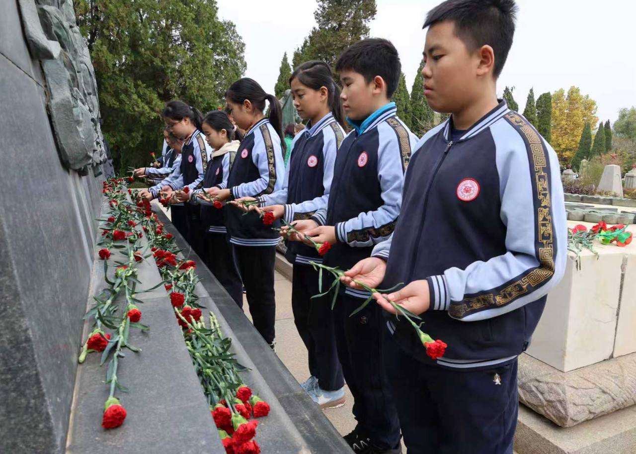 На территории советского мемориального воинского кладбища в районе Люйшунькоу (бывший Порт-Артур) г. Даляня состоялось торжественное мероприятие, приуроченное к празднованию 80-й годовщины Победы в Великой Отечественной... На территории советского мемориального воинского кладбища в районе Люйшунькоу (бывший Порт-Артур) г. Даляня состоялось торжественное мероприятие, приуроченное к празднованию 80-й годовщины Победы в Великой Отечественной...