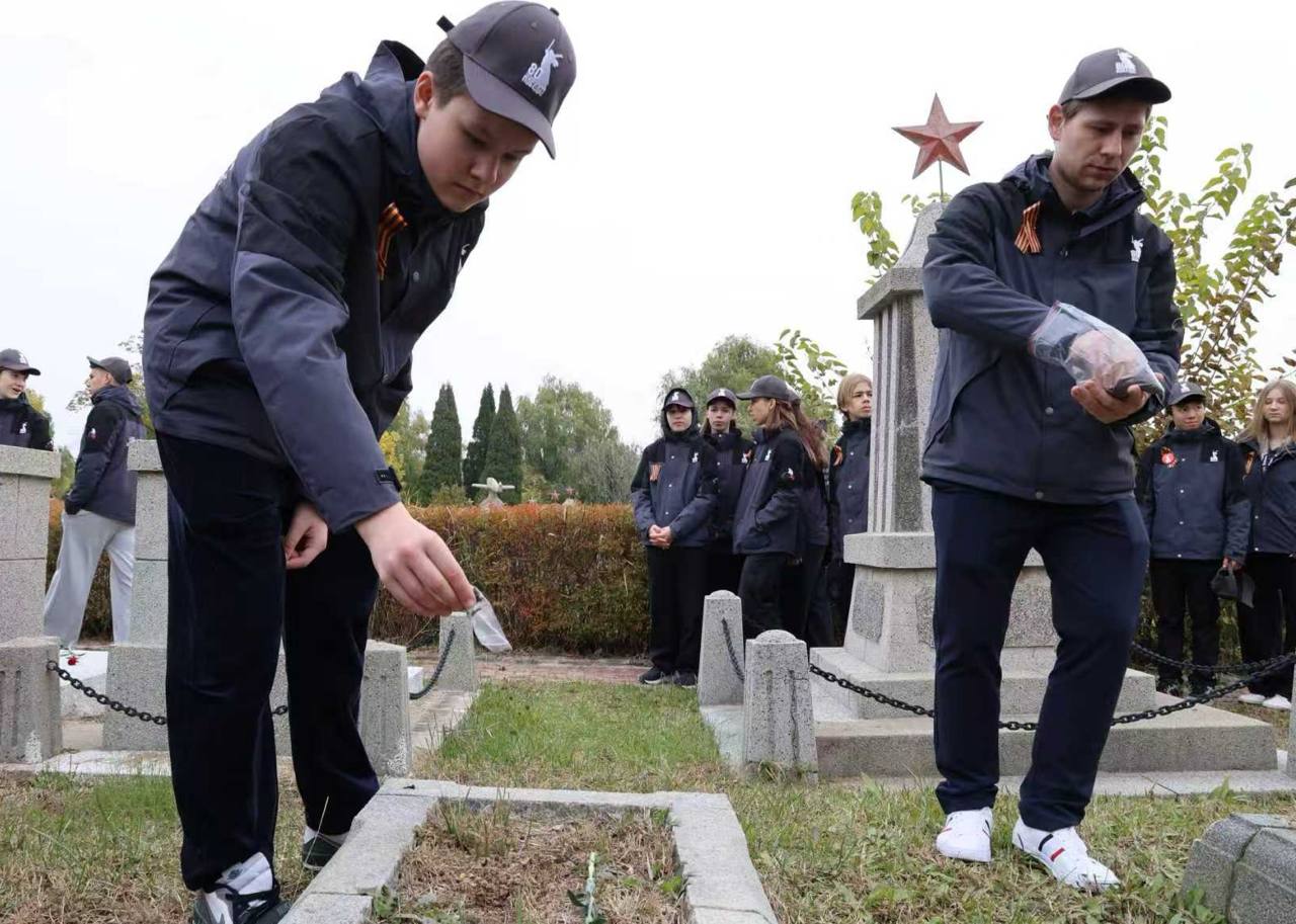 На территории советского мемориального воинского кладбища в районе Люйшунькоу (бывший Порт-Артур) г. Даляня состоялось торжественное мероприятие, приуроченное к празднованию 80-й годовщины Победы в Великой Отечественной... На территории советского мемориального воинского кладбища в районе Люйшунькоу (бывший Порт-Артур) г. Даляня состоялось торжественное мероприятие, приуроченное к празднованию 80-й годовщины Победы в Великой Отечественной...