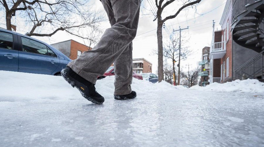 Хабаровчане начали обращаться в травмпункт из-за гололеда