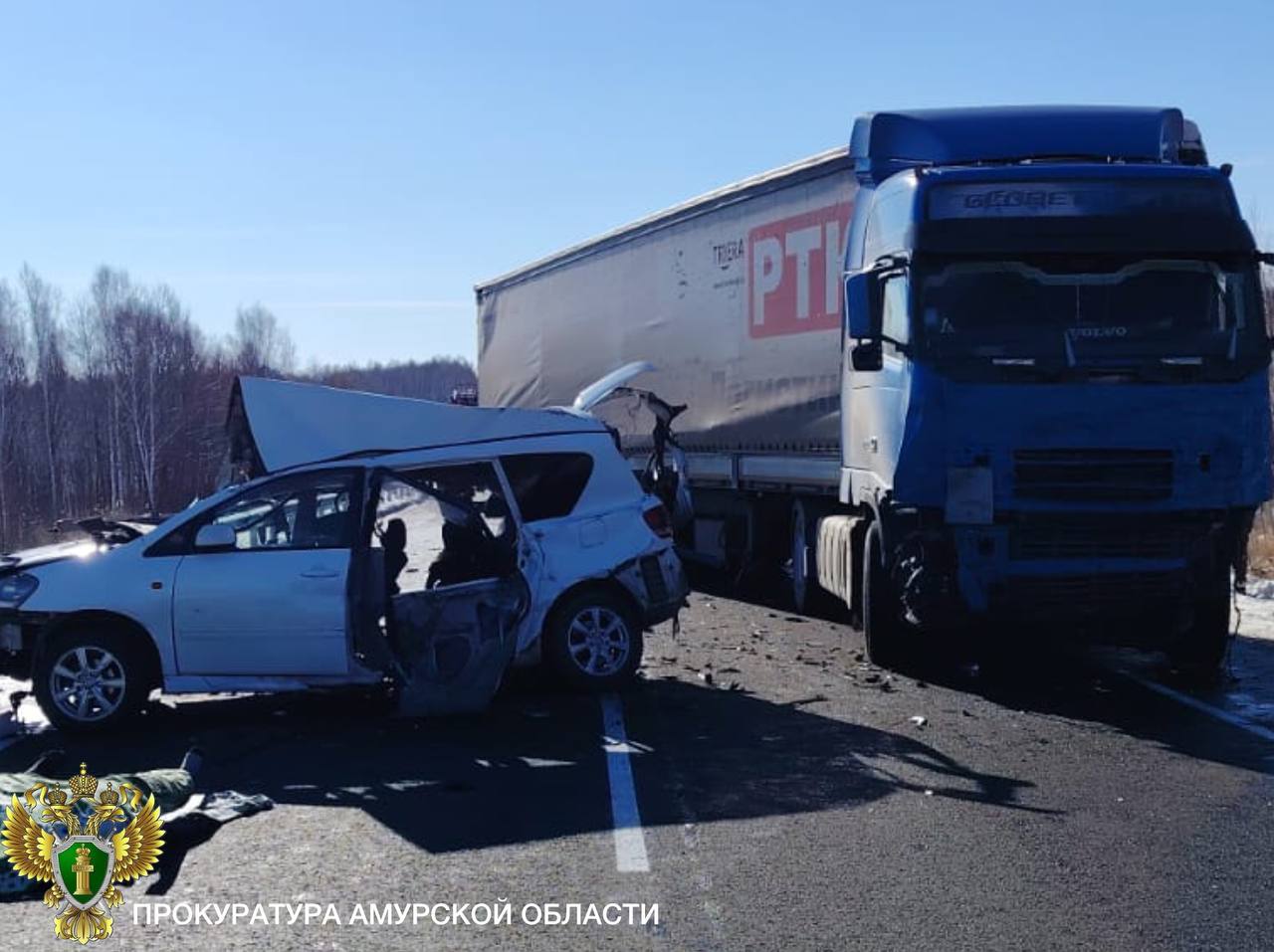 Четыре человека погибли при столкновении легковушки с фурой в Амурской области Четыре человека погибли при столкновении легковушки с фурой в Амурской области