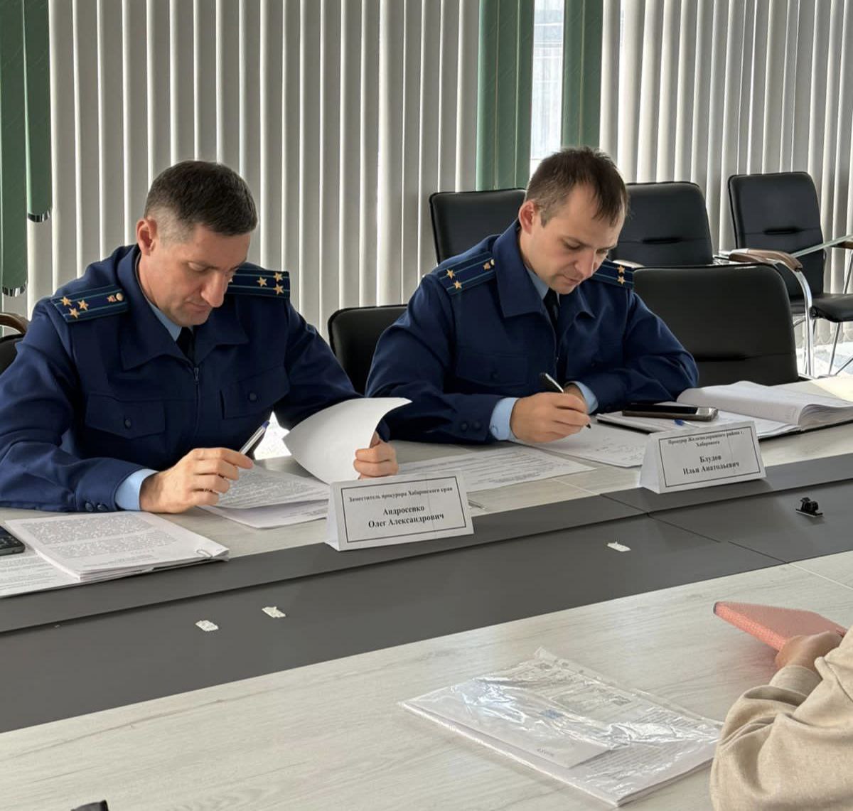 Заместитель прокурора края Олег Андросенко в рамках мобильной приемной прокурора края провел личный прием жителей Железнодорожного района г. Хабаровска Заместитель прокурора края Олег Андросенко в рамках мобильной приемной прокурора края провел личный прием жителей Железнодорожного района г. Хабаровска