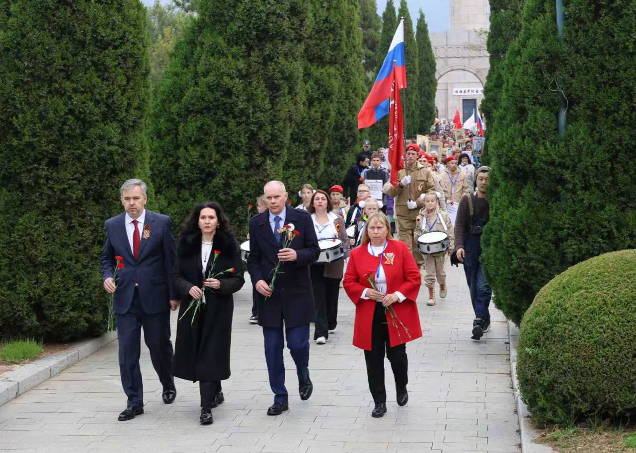 На территории советского мемориального воинского кладбища в районе Люйшунькоу (бывший Порт-Артур) г. Даляня состоялось торжественное мероприятие, приуроченное к празднованию 80-й годовщины Победы в Великой Отечественной... На территории советского мемориального воинского кладбища в районе Люйшунькоу (бывший Порт-Артур) г. Даляня состоялось торжественное мероприятие, приуроченное к празднованию 80-й годовщины Победы в Великой Отечественной...