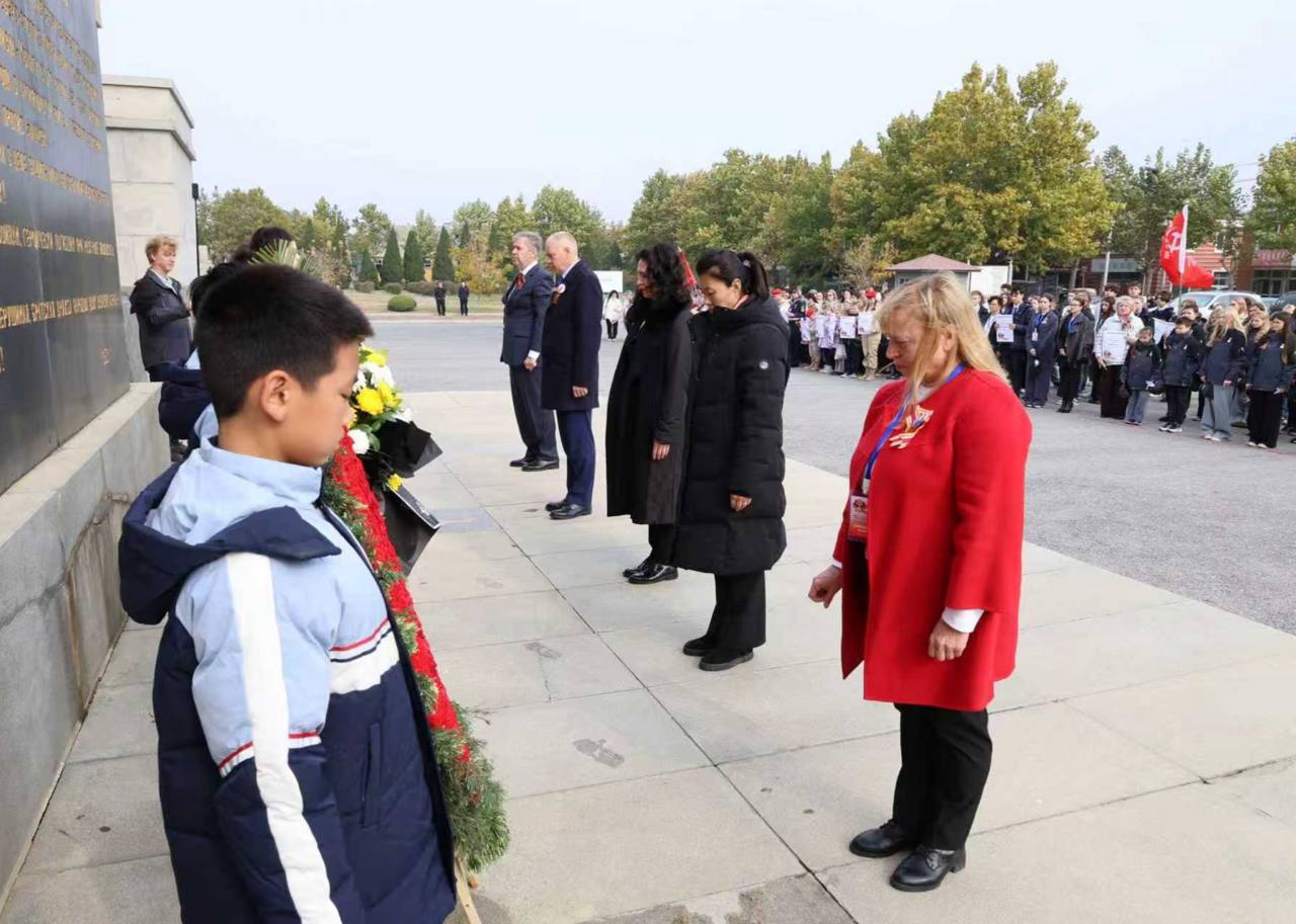 На территории советского мемориального воинского кладбища в районе Люйшунькоу (бывший Порт-Артур) г. Даляня состоялось торжественное мероприятие, приуроченное к празднованию 80-й годовщины Победы в Великой Отечественной... На территории советского мемориального воинского кладбища в районе Люйшунькоу (бывший Порт-Артур) г. Даляня состоялось торжественное мероприятие, приуроченное к празднованию 80-й годовщины Победы в Великой Отечественной...