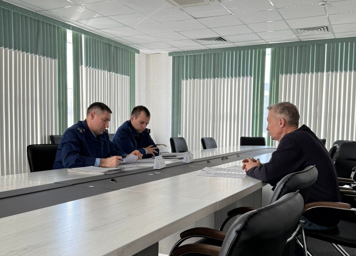 Заместитель прокурора края Олег Андросенко в рамках мобильной приемной прокурора края провел личный прием жителей Железнодорожного района г. Хабаровска