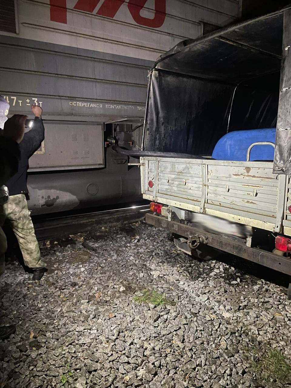 Хабаровские транспортные полицейские задержали двоих железнодорожников во время хищения топлива с тепловозов Хабаровские транспортные полицейские задержали двоих железнодорожников во время хищения топлива с тепловозов