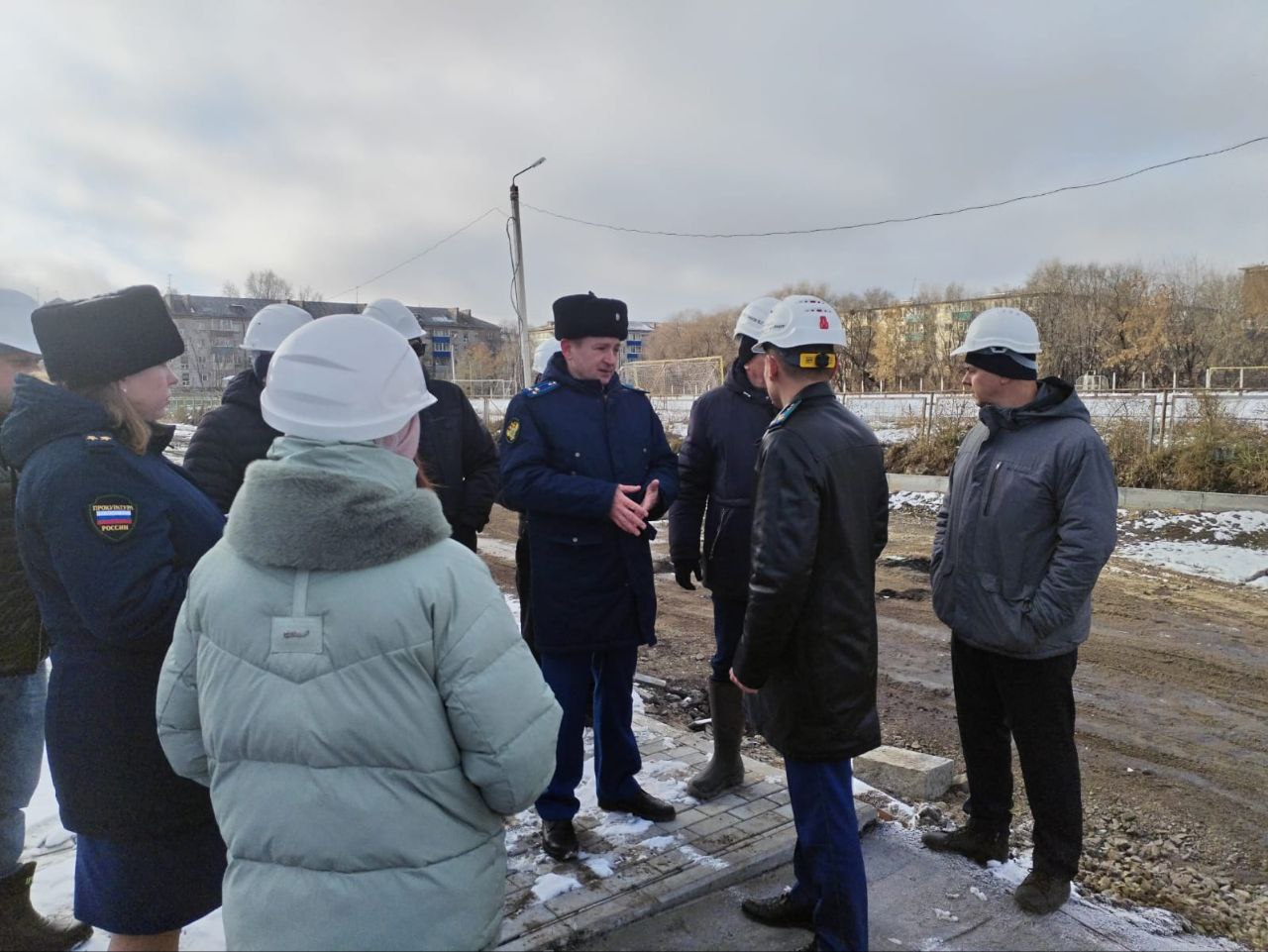 В продолжение рабочей поездки заместитель прокурора Хабаровского края Олег Алексеев проверил ход строительства важных социальных объектов, возводимых в рамках Долгосрочного плана комплексного социально-экономического... В продолжение рабочей поездки заместитель прокурора Хабаровского края Олег Алексеев проверил ход строительства важных социальных объектов, возводимых в рамках Долгосрочного плана комплексного социально-экономического...