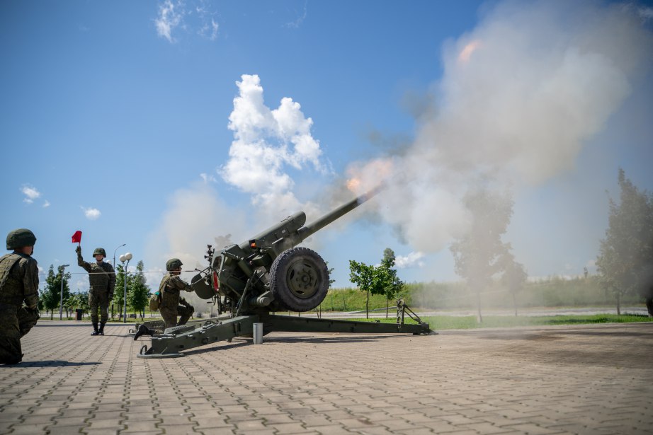 Торжественная церемония полуденного выстрела в Хабаровске